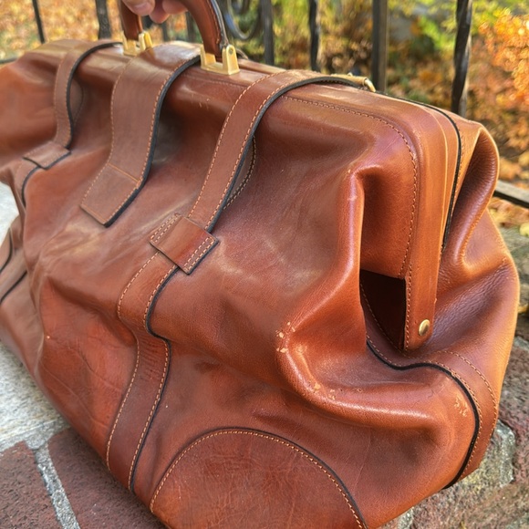 Vintage style leather bag.  Different style doctors bag - Picture 5 of 10